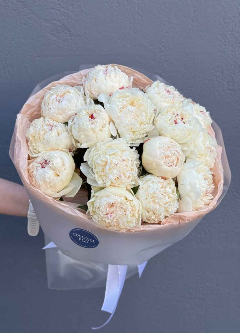 Букет белых пионов Сара вайт 15 штук