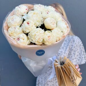 Букет белых пионов Сара вайт 15 штук