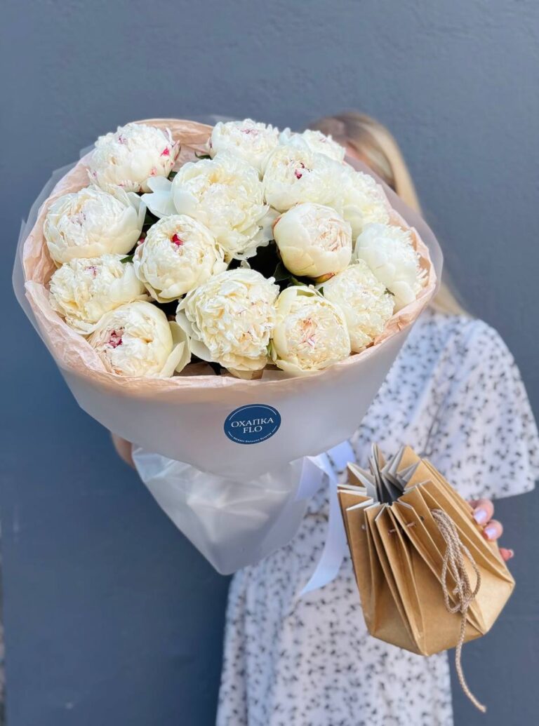 Букет белых пионов Сара вайт 15 штук