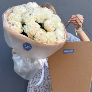 Букет белых пионов Сара вайт 15 штук