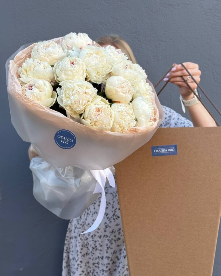 Букет белых пионов Сара вайт 15 штук