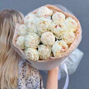 Букет белых пионов Сара вайт 15 штук