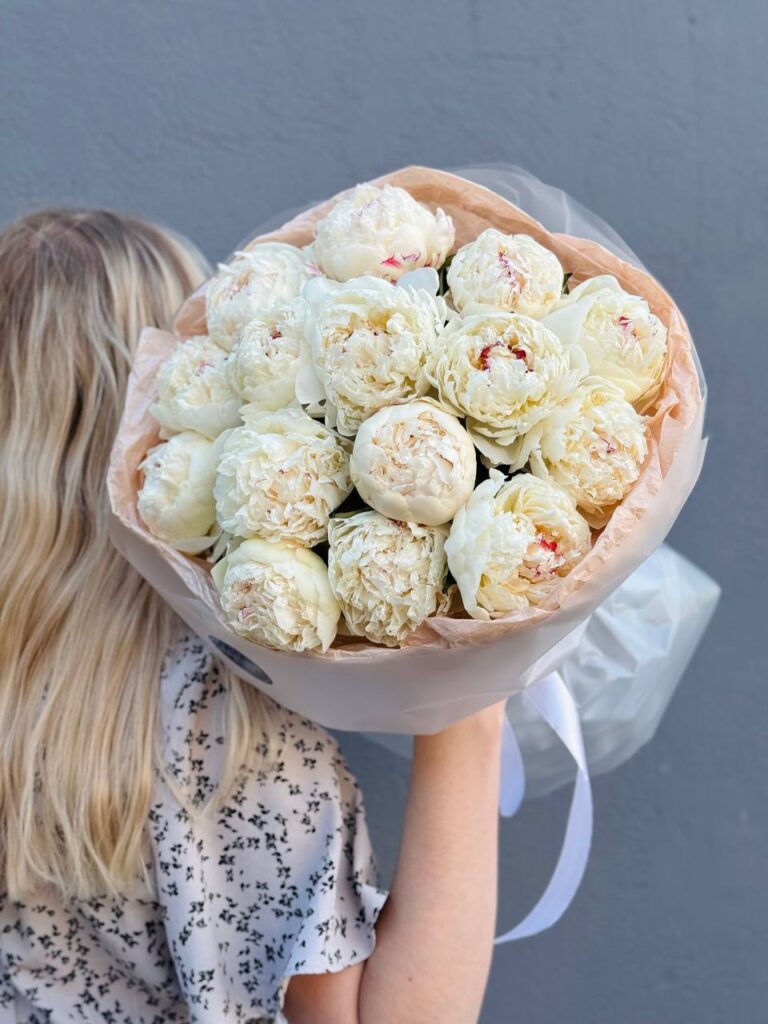 Букет белых пионов Сара вайт 15 штук