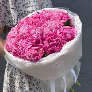 Букет из 15 розовых пионов "Жакорма"