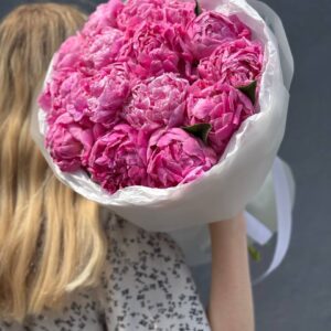 Букет из 15 розовых пионов "Жакорма"