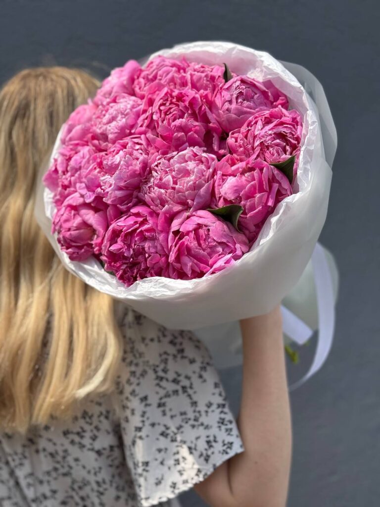 Букет из 15 розовых пионов "Жакорма"