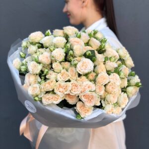 25 нежно кремовых кустовых роз в сумке переноске.