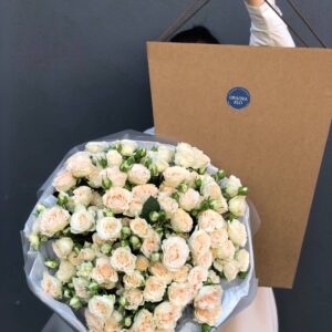 25 нежно кремовых кустовых роз в сумке переноске.