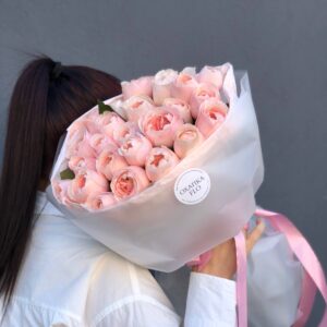 Букет нежно-розовых кустовых роз