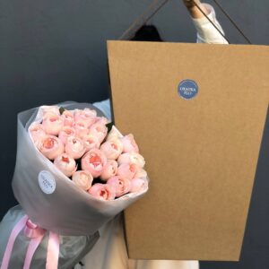 Букет нежно-розовых кустовых роз 25 штук