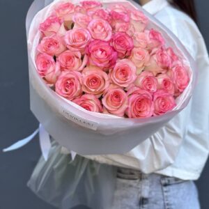 Букет из 31 розовой розы в белой упаковке
