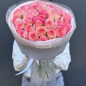 Букет из 31 розовой розы в белой упаковке