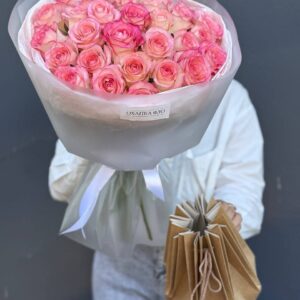 Букет из 31 розовой розы в белой упаковке