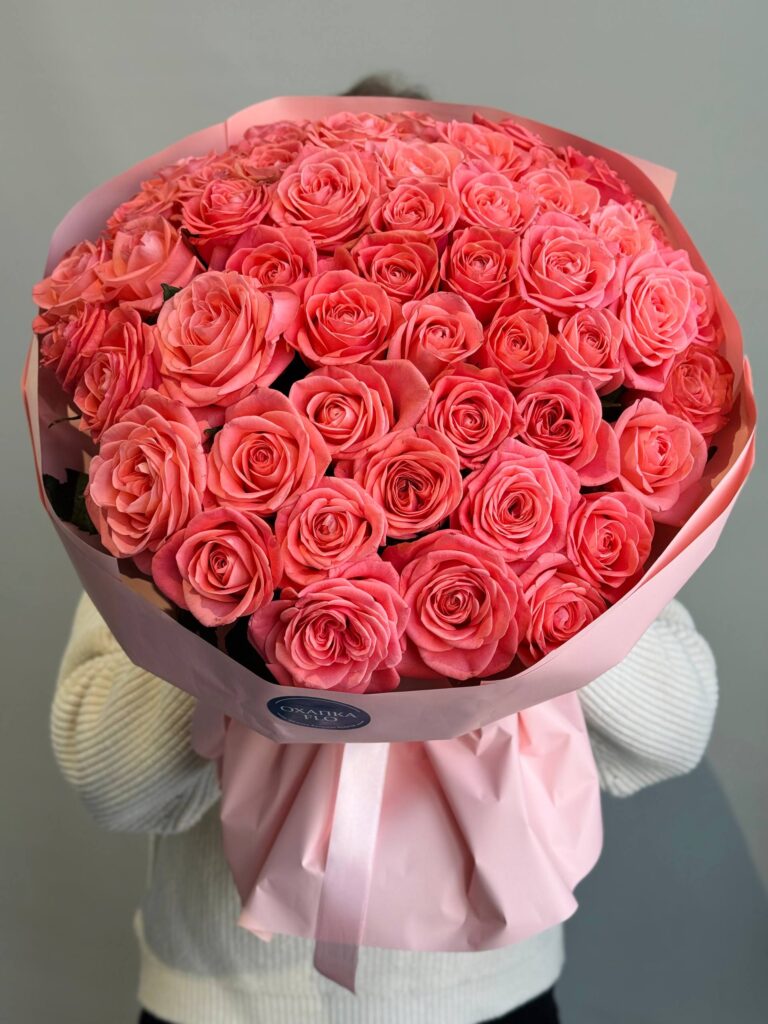 Букет коралловых роз, 51 шт. 50 см.