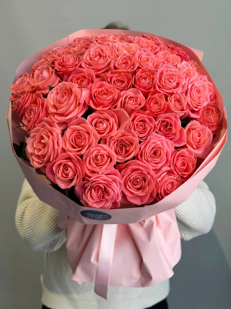 Букет коралловых роз, 51 шт. 50 см.