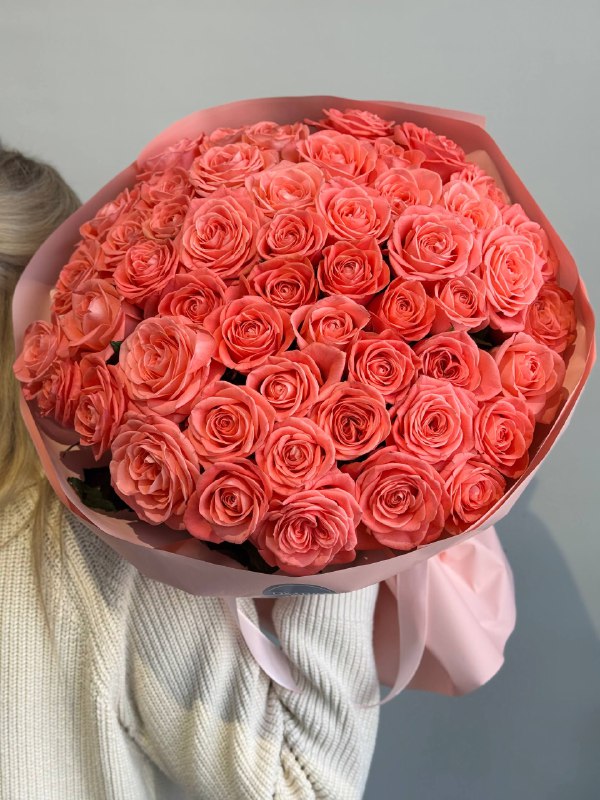 Букет коралловых роз, 51 шт. 50 см.