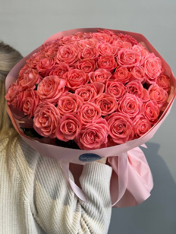 Букет коралловых роз, 51 шт. 50 см.