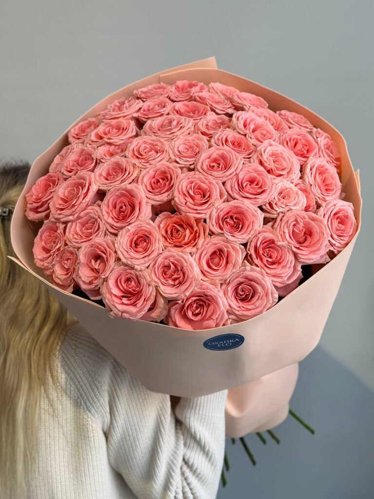 Букет коралловых роз, 51 шт. 80 см.