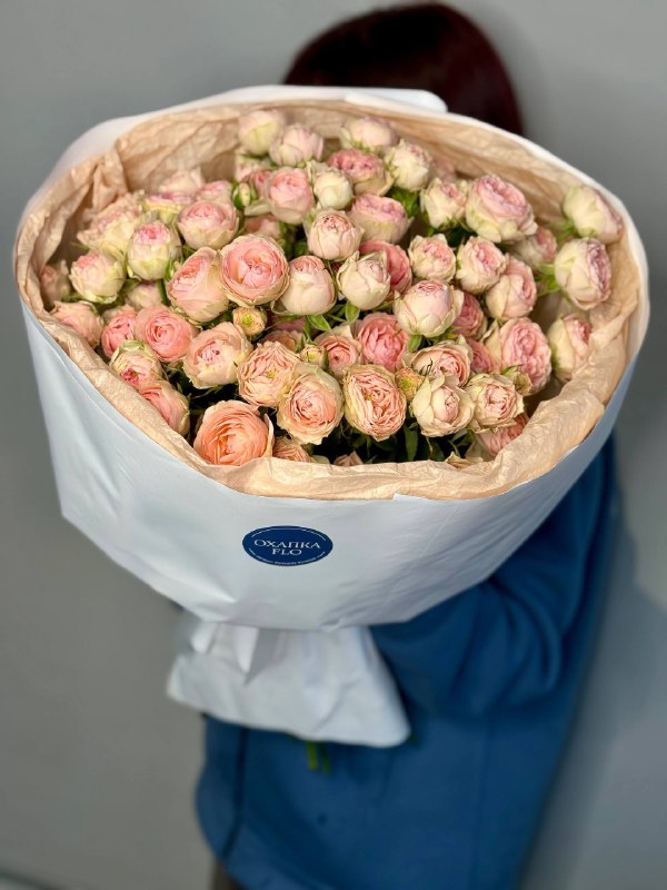 Букет роз нежно-розовых, кустовых 15 штук.