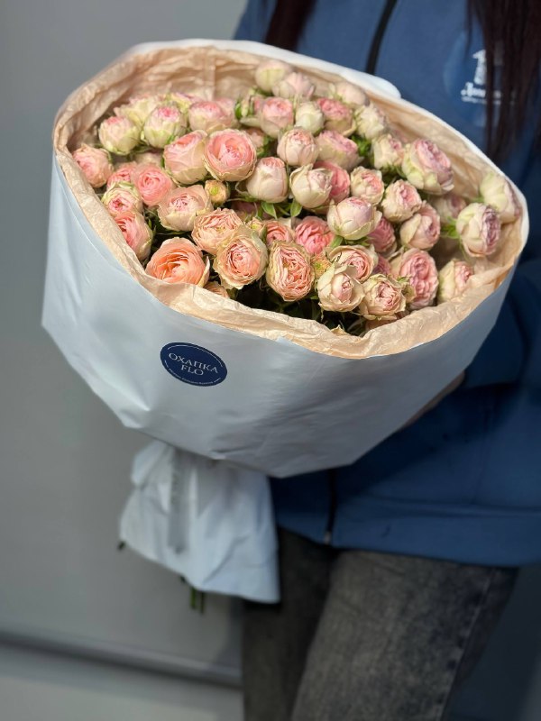 Букет роз нежно-розовых, кустовых 15 штук.