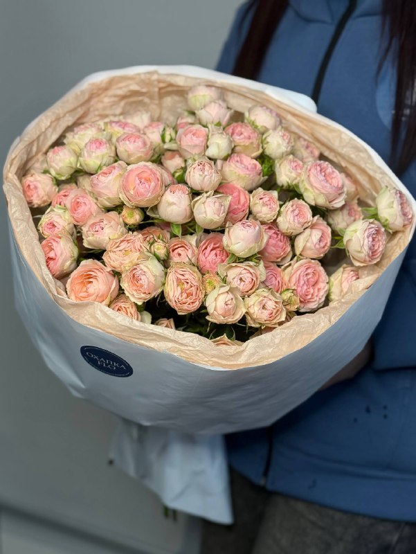 Букет роз нежно-розовых, кустовых 15 штук.