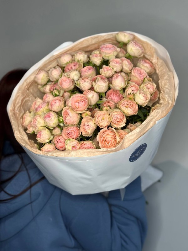 Букет роз нежно-розовых, кустовых 15 штук.