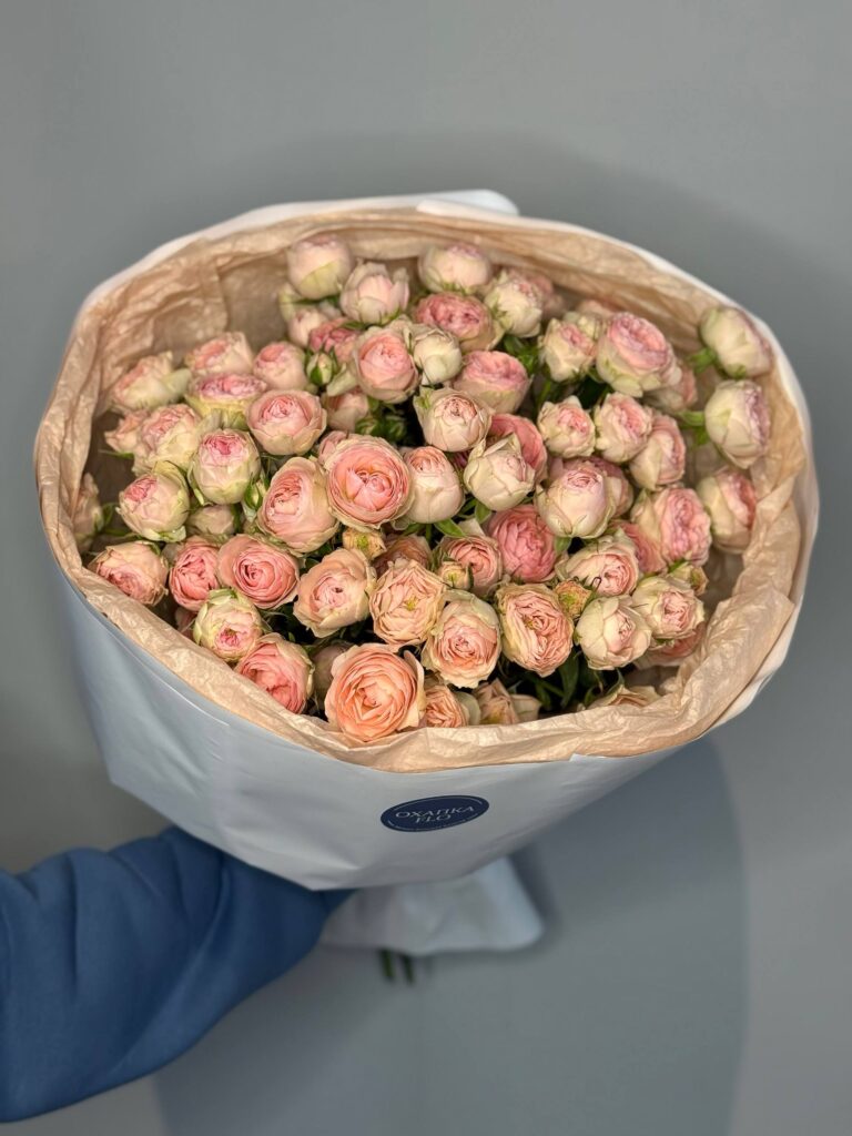 Букет роз нежно-розовых, кустовых 15 штук.