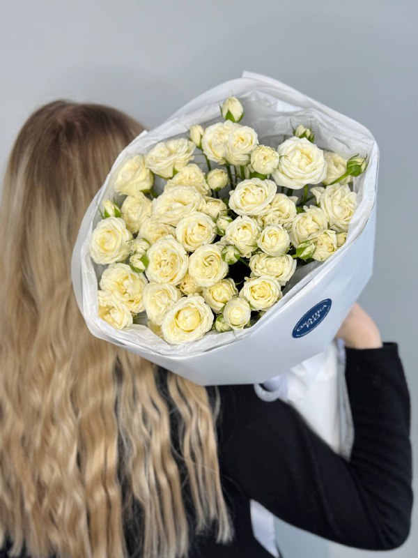 Букет кустовых роз пионовидных белых 7 штук