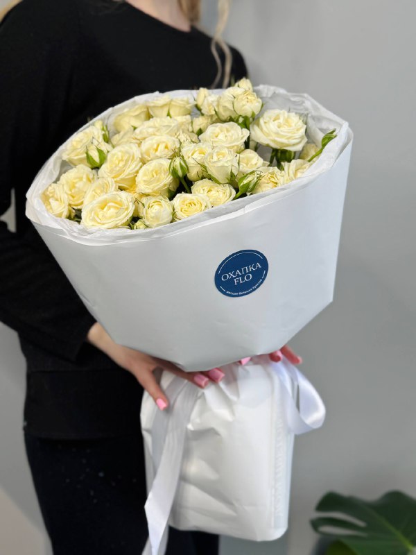 Букет кустовых роз пионовидных белых 7 штук