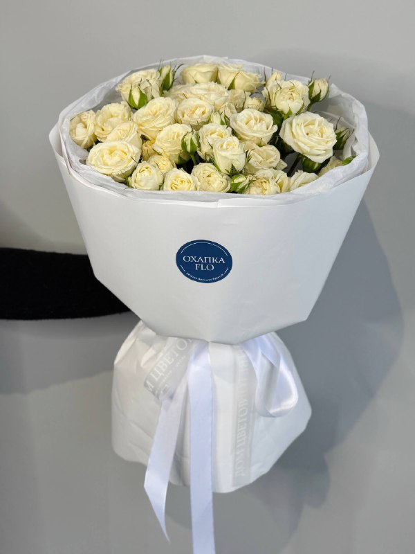 Букет кустовых роз пионовидных белых 7 штук