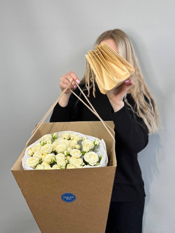 Букет кустовых роз пионовидных белых 7 штук