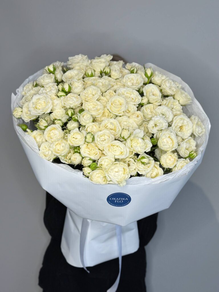Букет роз белых кустовых 25 штук.
