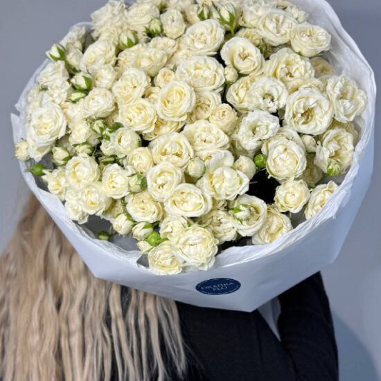 Букет роз белых кустовых 25 штук.