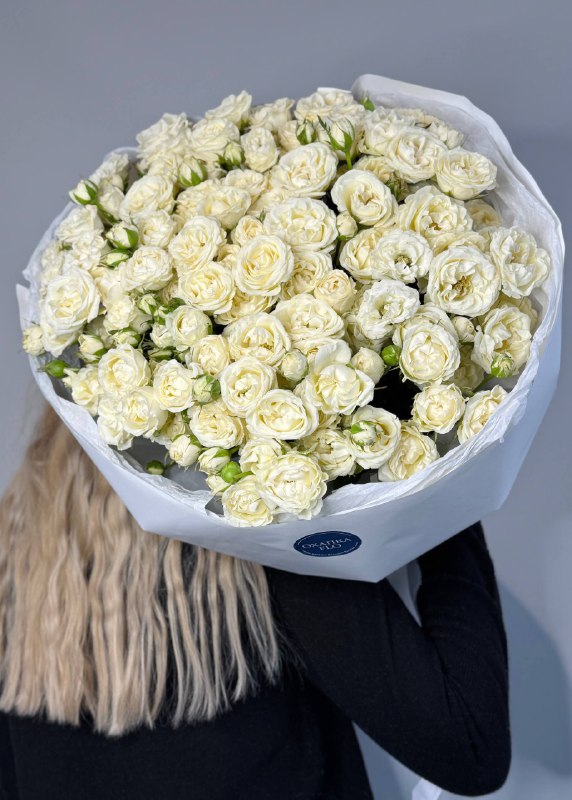 Букет роз белых кустовых 25 штук.