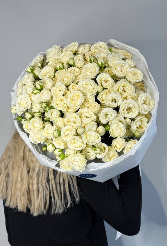 Букет роз белых кустовых 25 штук.