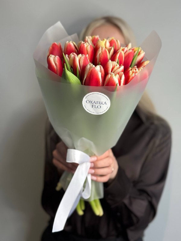 Букет тюльпанов красно-белых,19шт