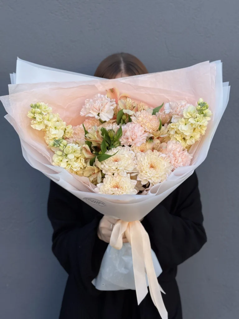 Авторский букет в персиковых тонах