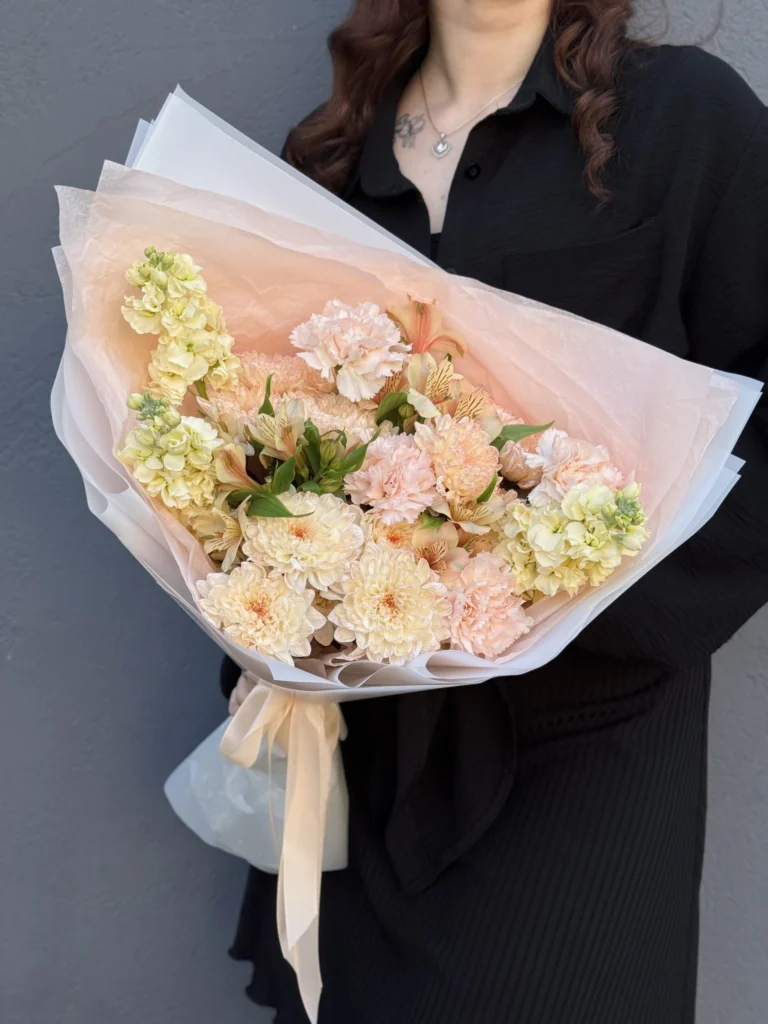 Авторский букет в персиковых тонах