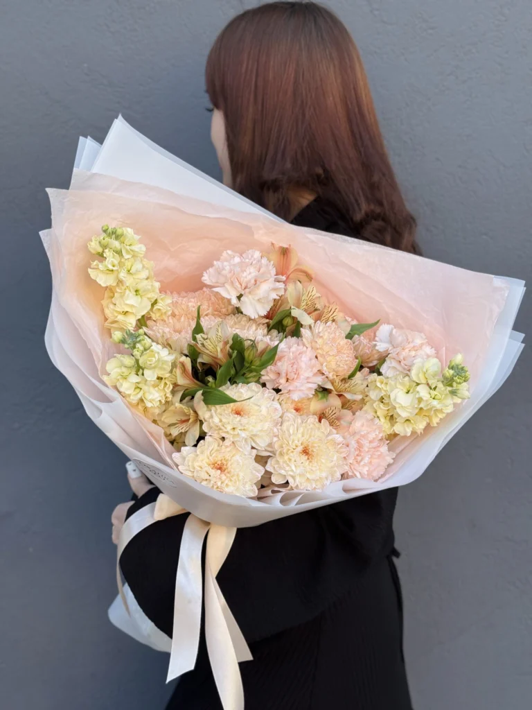 Авторский букет в персиковых тонах