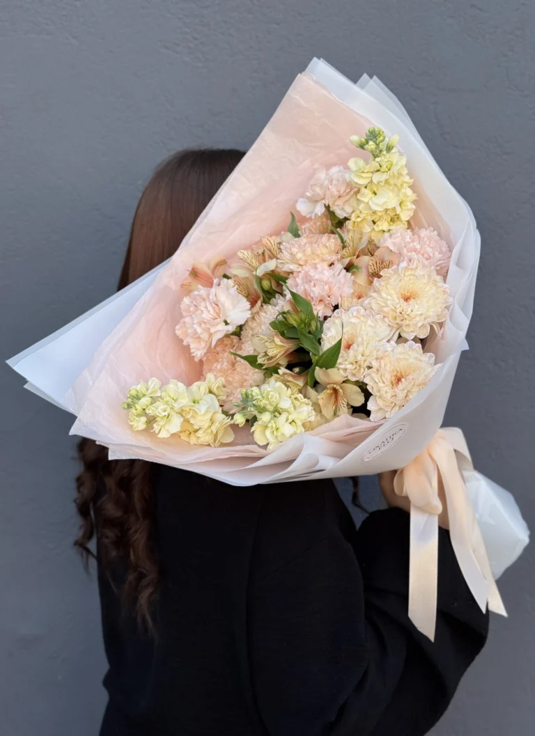 Авторский букет в персиковых тонах