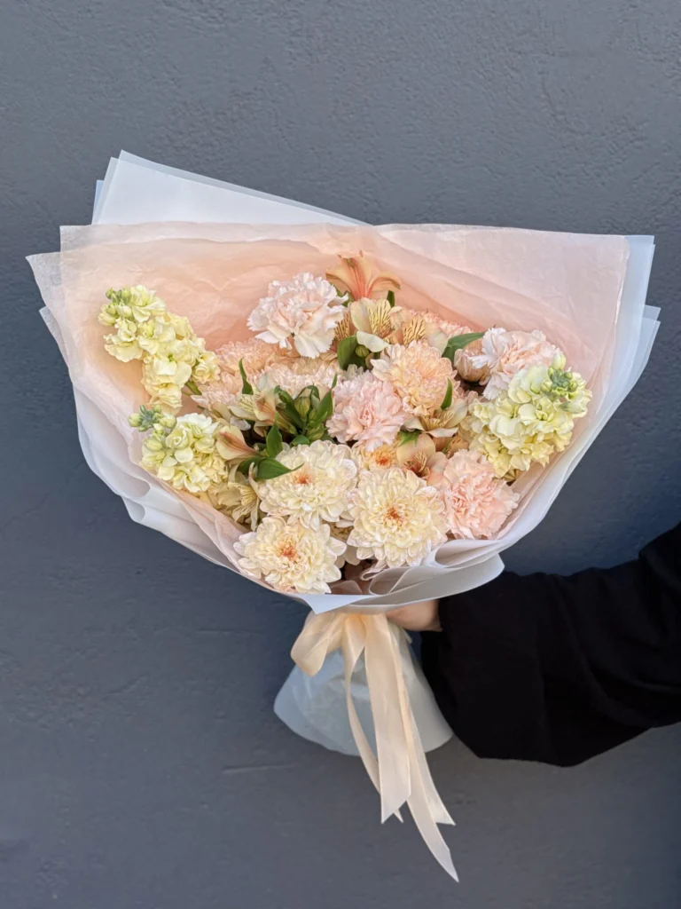 Авторский букет в персиковых тонах