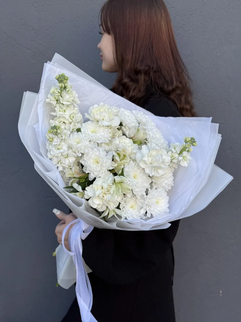 Авторский букет в белых тонах