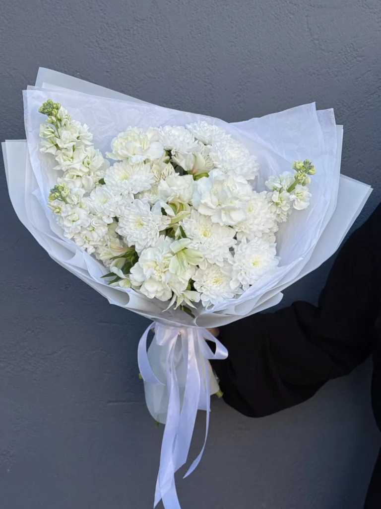 Авторский букет в белых тонах