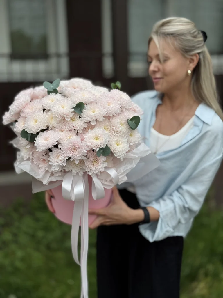 Нежная композиция из хризантем в шляпной коробке